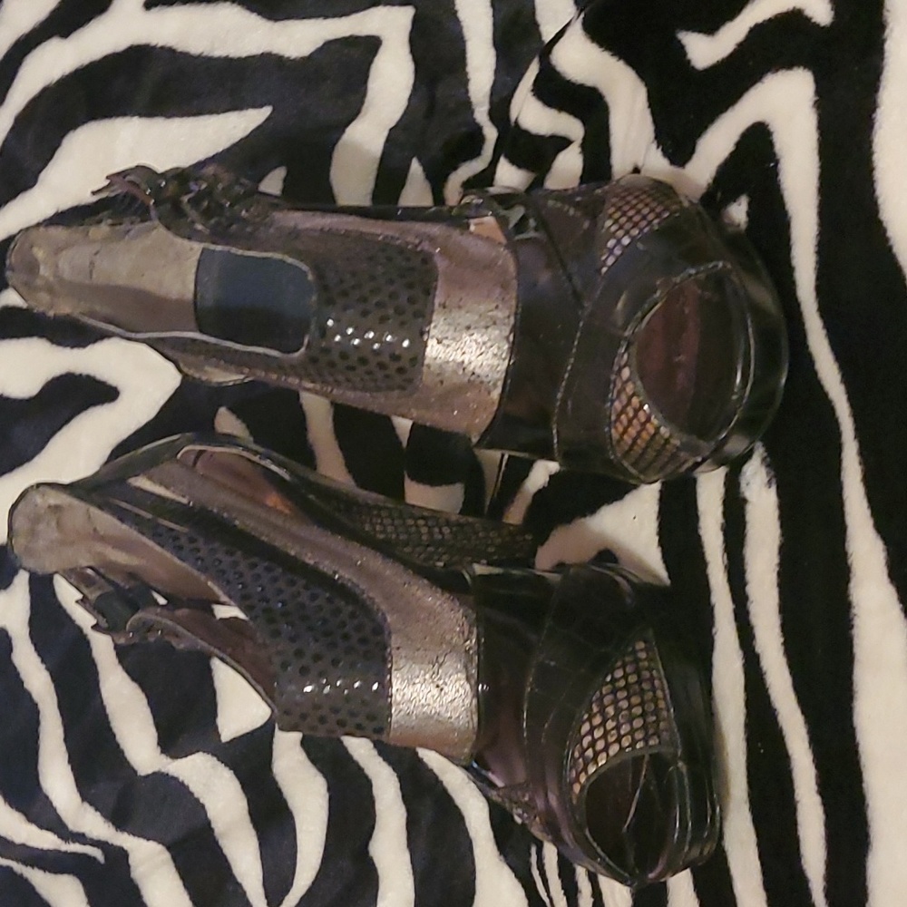 Aldo Black/Silver/ Patent Leather heels